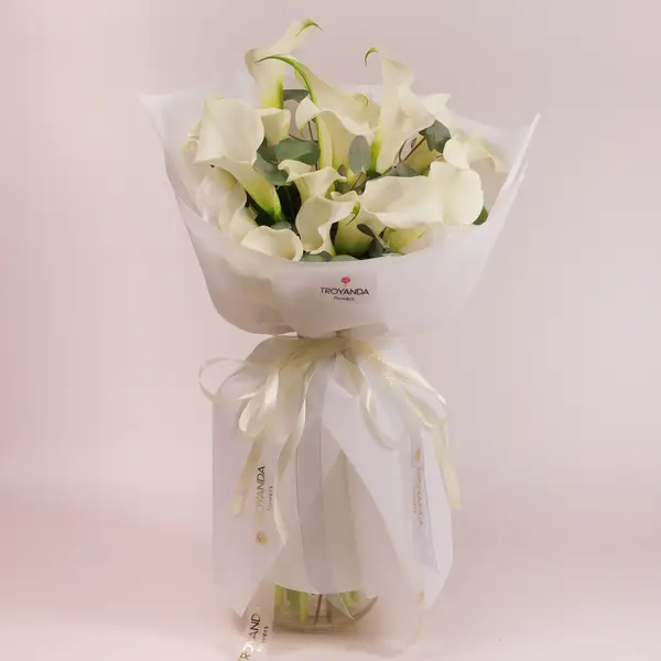 Букет 15 Білих Зантадезій з евкаліптом купити