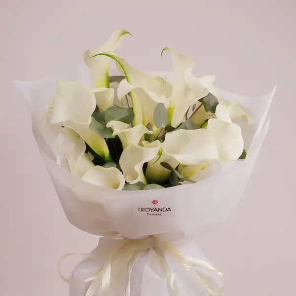 Букет 15 Білих Зантадезій з евкаліптом купити