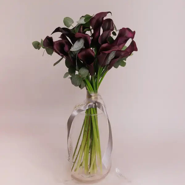 Букет 15 бордовых зантадезий с эвкалиптом. купить