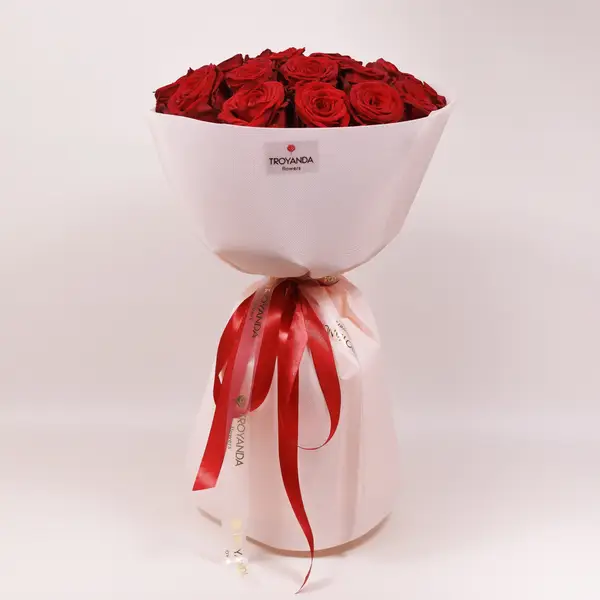 Букет 19 розы красных Ред Наоми купить
