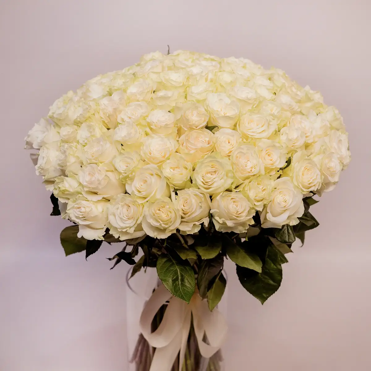 Букет 75 Троянд білих Мондіаль купити недорого в Україні, фото 2