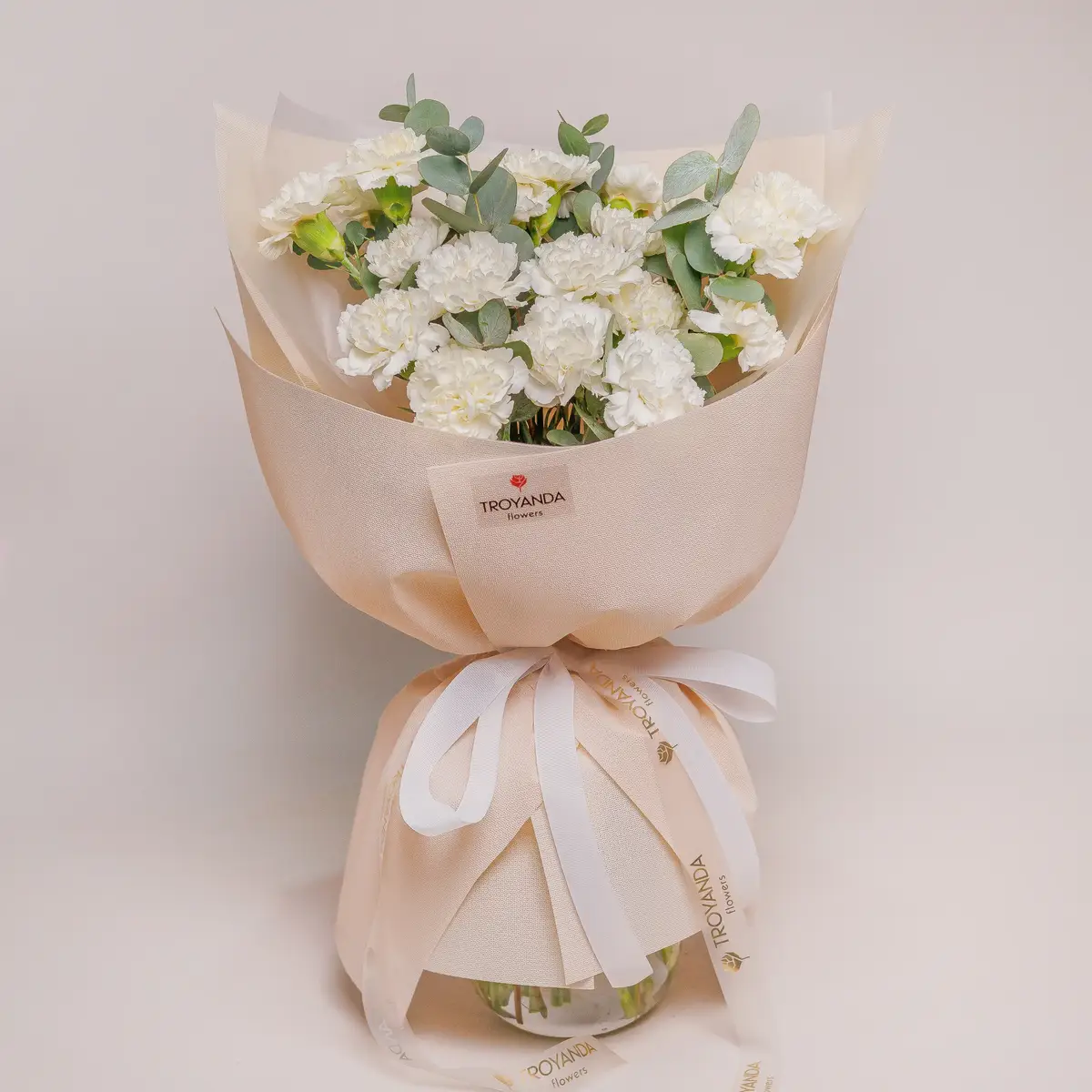 Букет 25 Белых Гвоздик с эвкалиптом купить