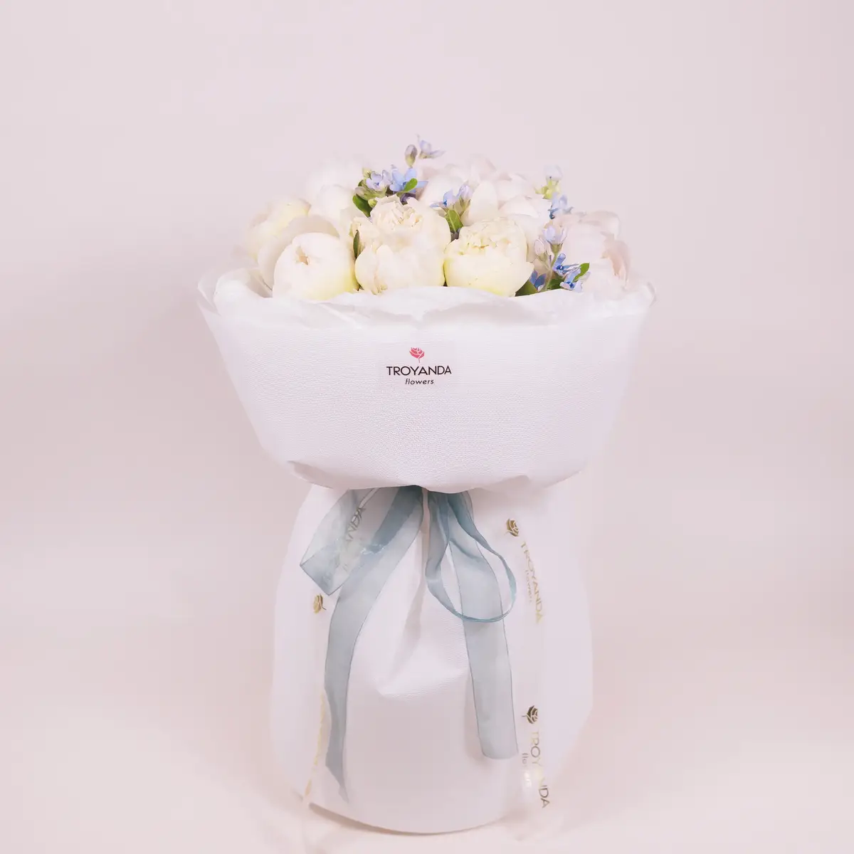 Букет 15 Белых Пионов Бовл оф крем купить