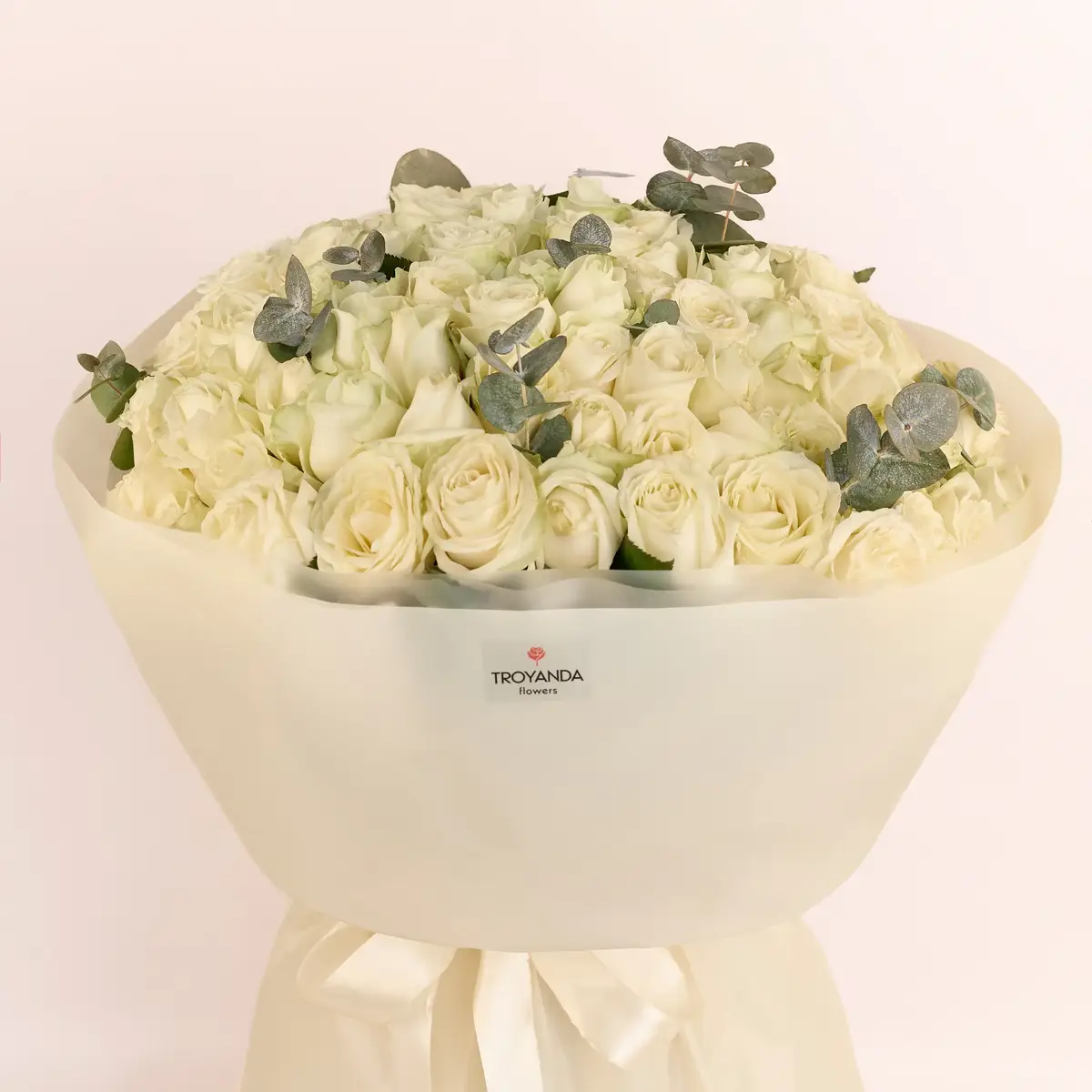 Букет 95 Троянд білих Аваланч з евкаліптом купити недорого в Україні, фото 2