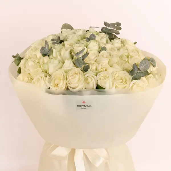 Букет 95 Троянд білих Аваланч з евкаліптом купити